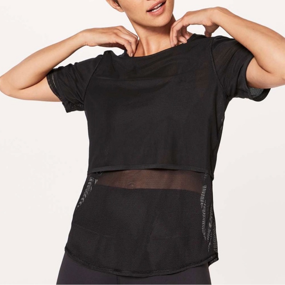 RARE | Lululemon Athletica  Mesh On Mesh Top S/S size
